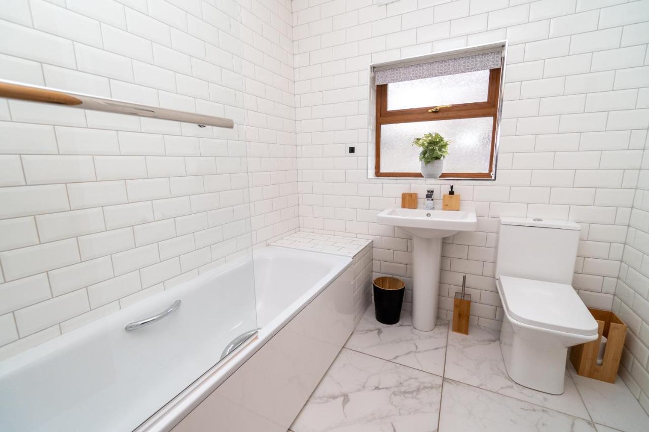 Business Friendly & Spacious 2br - Perfectly Located For Working In Holiday home