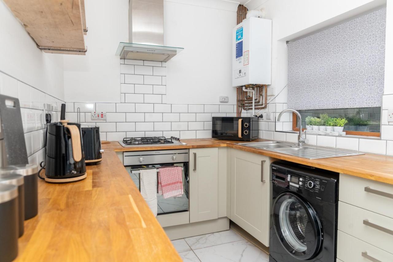 Business Friendly & Spacious 2br - Perfectly Located For Working In Holiday home